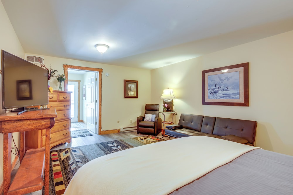 Spacious Yellowstone River Retreat w/ Trails!