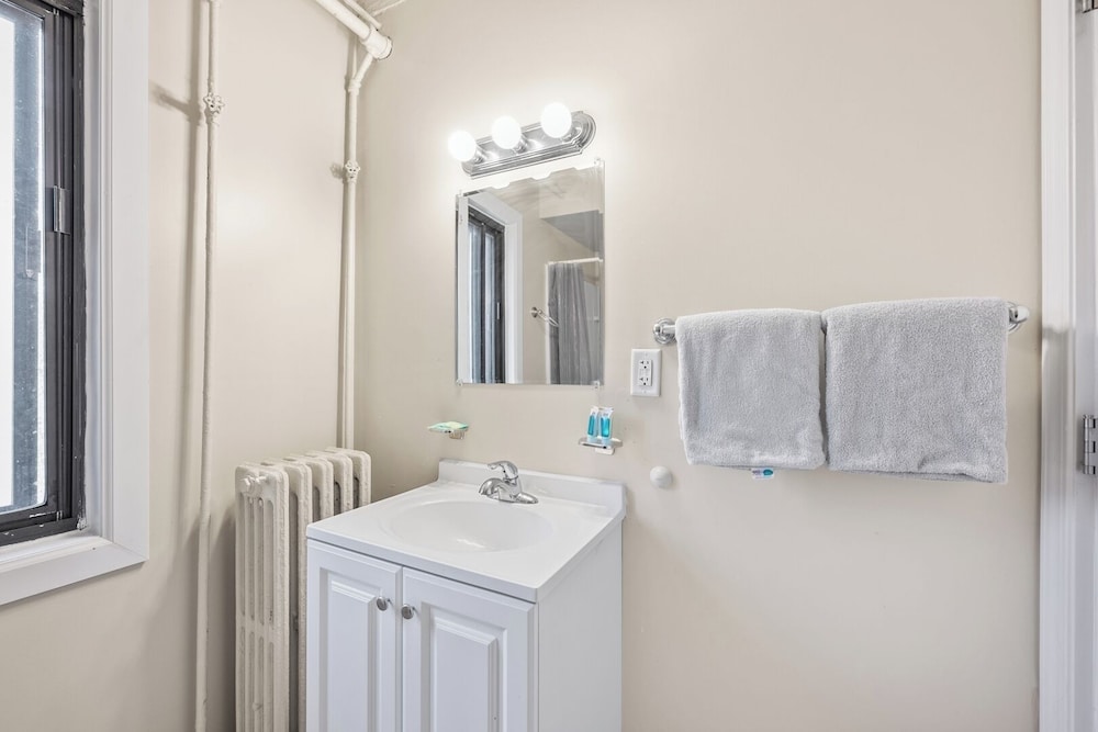 Comfortable Room With Bath in Brownstown