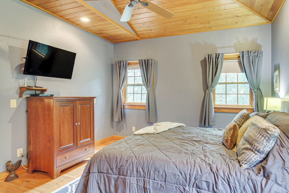 Wraparound Porch w/ Views: Blue Ridge Mtn Gem!