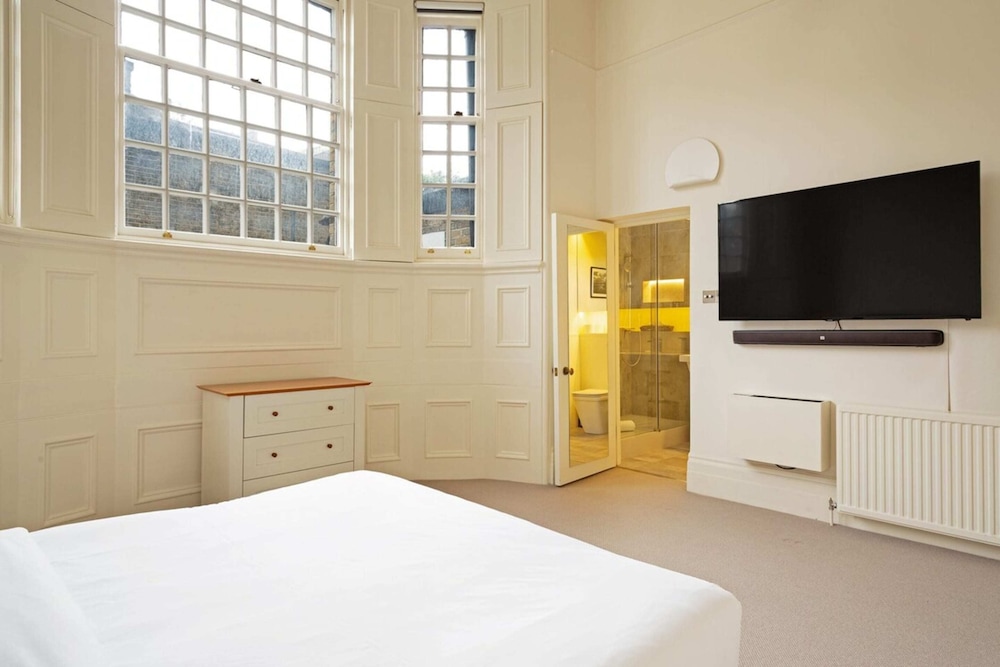 Bright 2 Bedroom Apartment in South Kensington