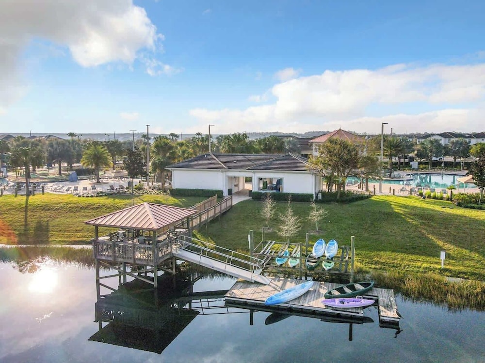 Upstay: Family-friendly 4BR Townhouse w Pool & BBQ