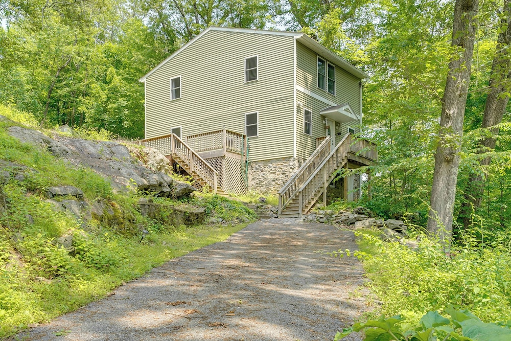 Walk to Putnam Lake: Updated Home w/ Deck