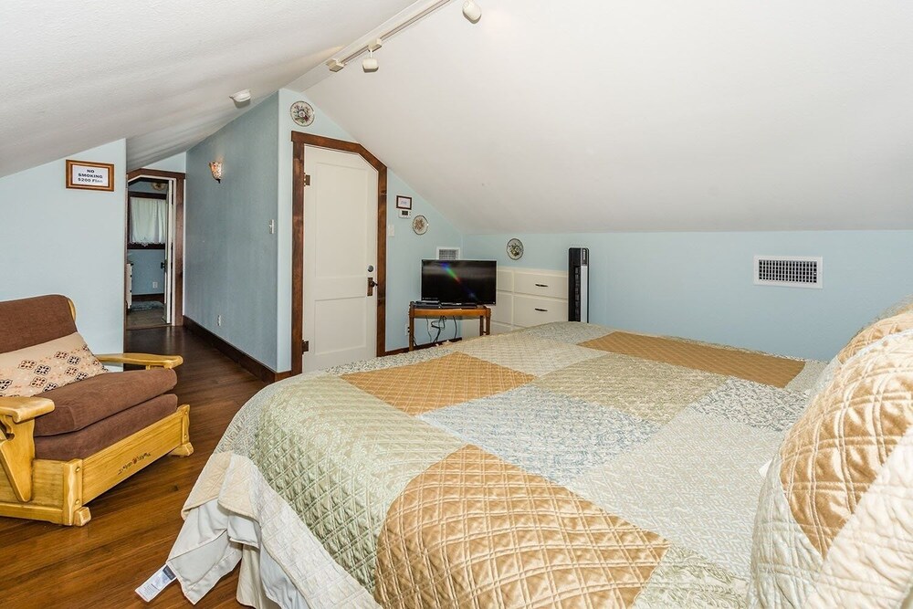 Mistletoe House 2 Bedroom Home by Redawning view 4