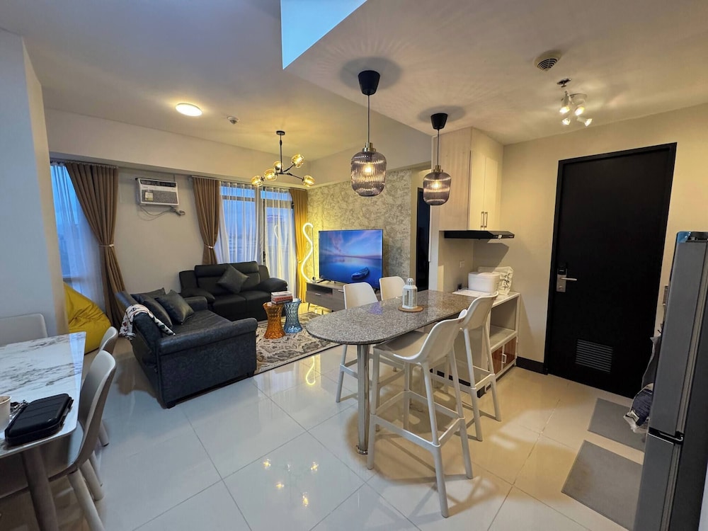 Modern & Spacious 2BR 68 sqm Condo in Manhattan Heights Pool View