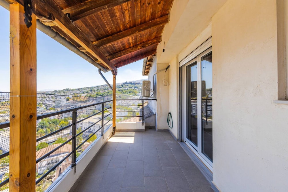 Hillside Apartment Gjirokast r 2