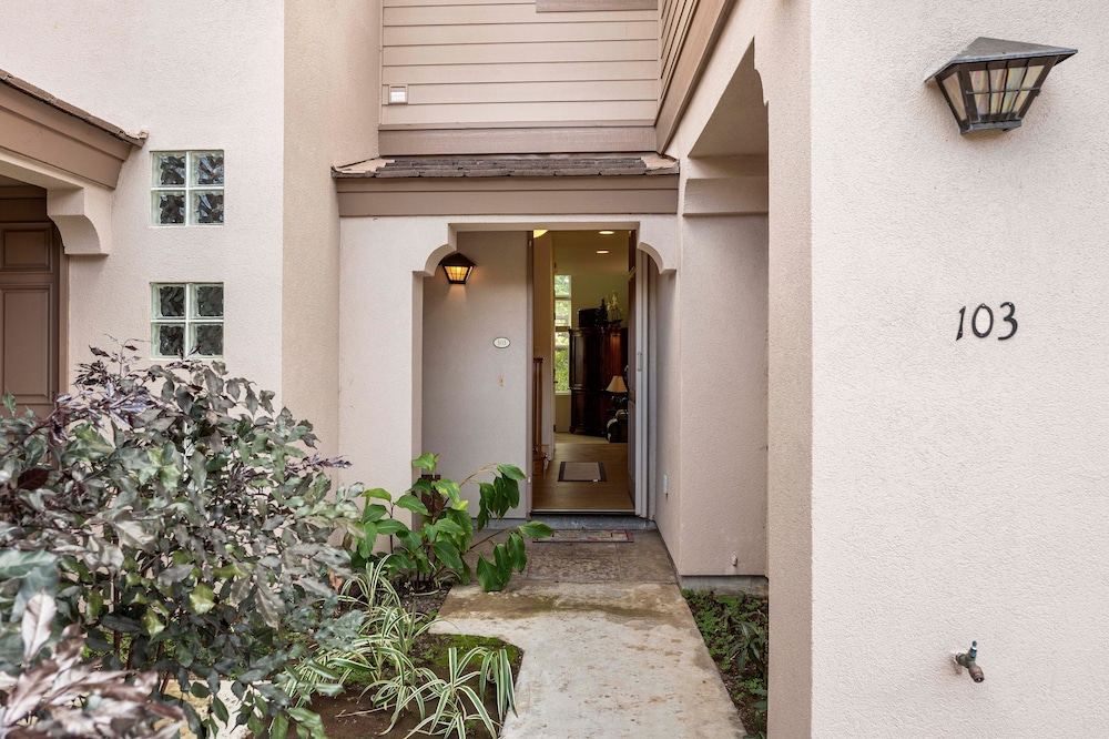 Spacious Townhome - Close to Beaches & Shopping! - Vrkcv