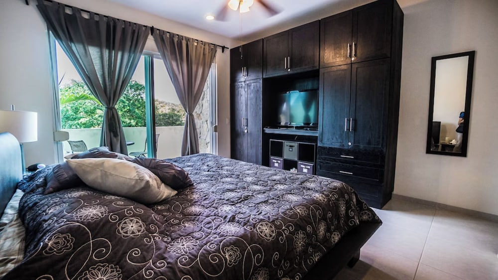 Luxury Penthouse with 2 BR - Meridian