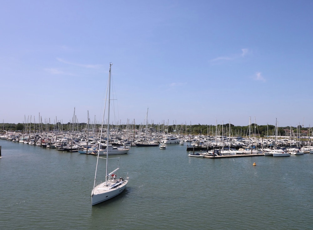 Lymington Lodge
