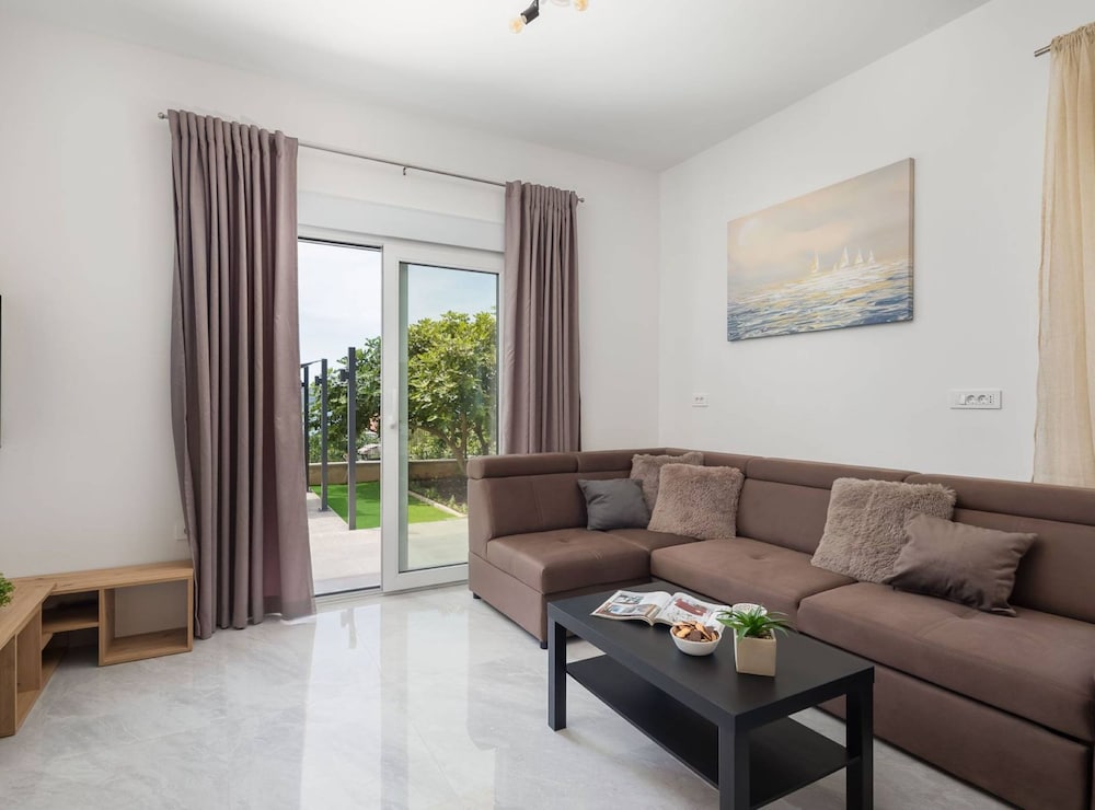 Contemporary Apartment With Terrace and Spacious Garden