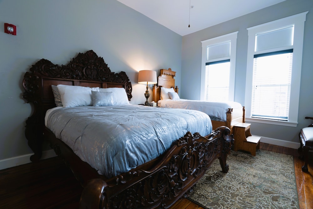 Oak Tree Hotel