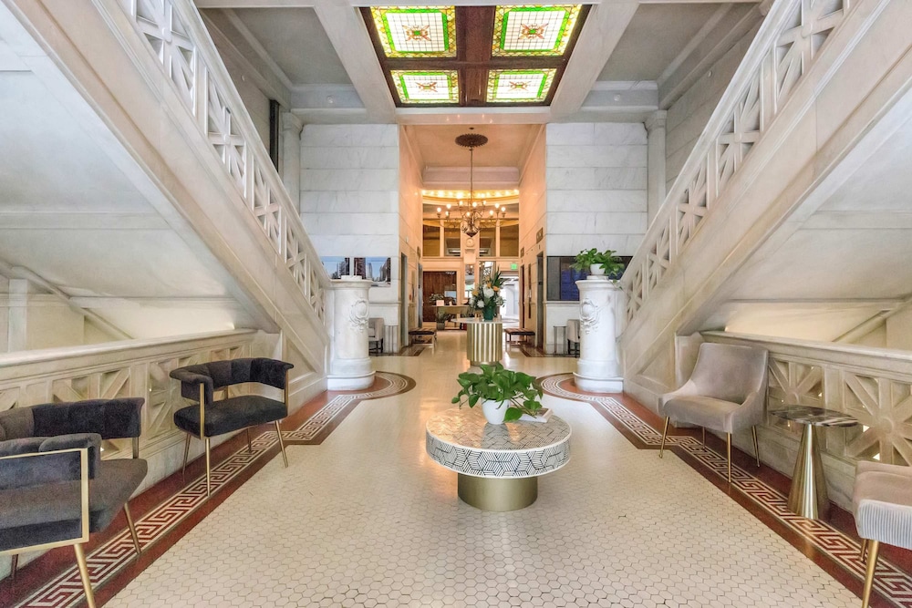 Stylish Deluxe 1BR At HWH by Oneluxstay