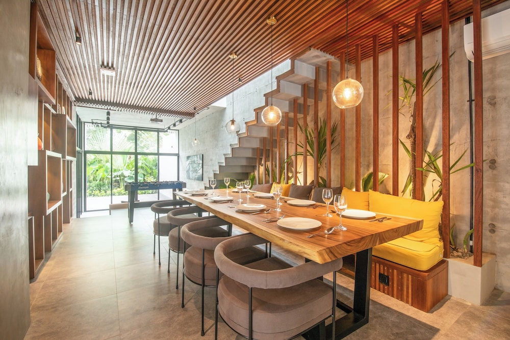 Robyn s Villa New Modern 4 BR Villa Canggu