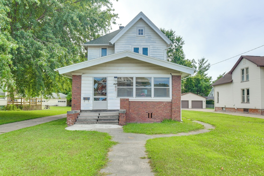 < 1 Mi to Main St: Quiet Apartment in Galesburg!