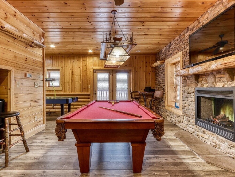 Arrowhead Lodge - New Listing! 4 Bedroom Cabin by Redawning view 3