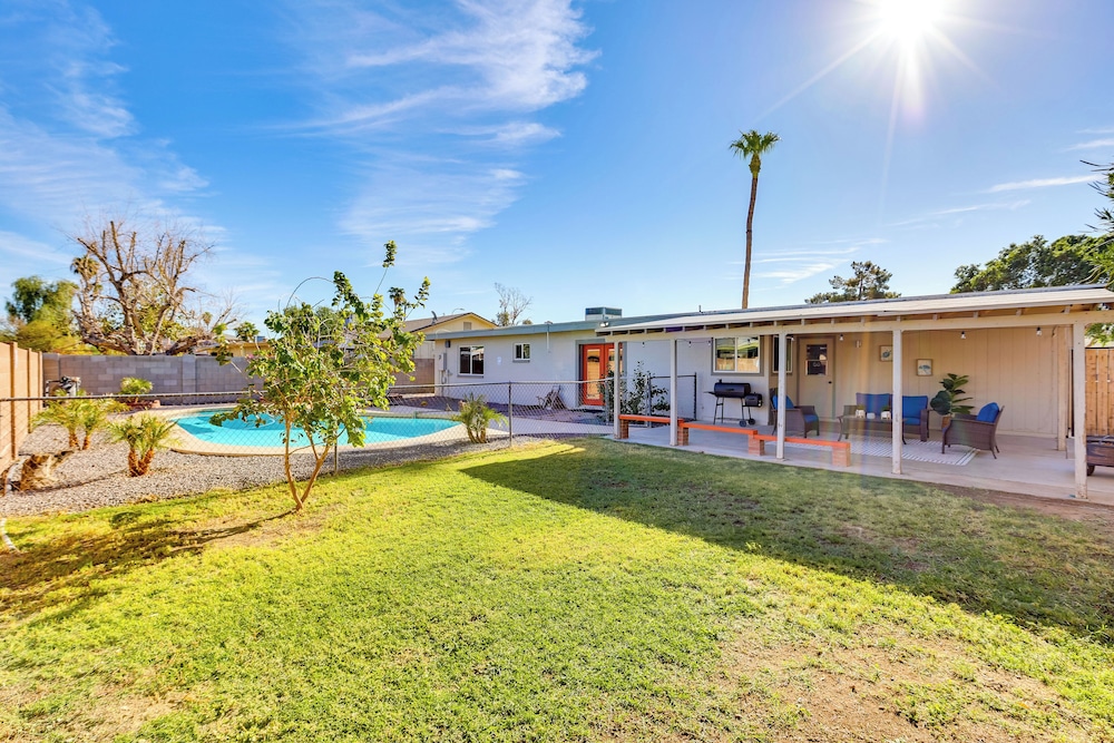 Fenced Pool & Yard! Glendale Family Home view 3