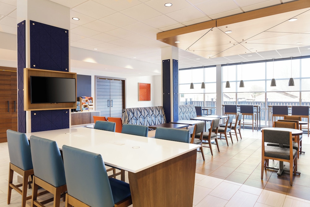 Holiday Inn Express and Suites Muncie Northwest by IHG
