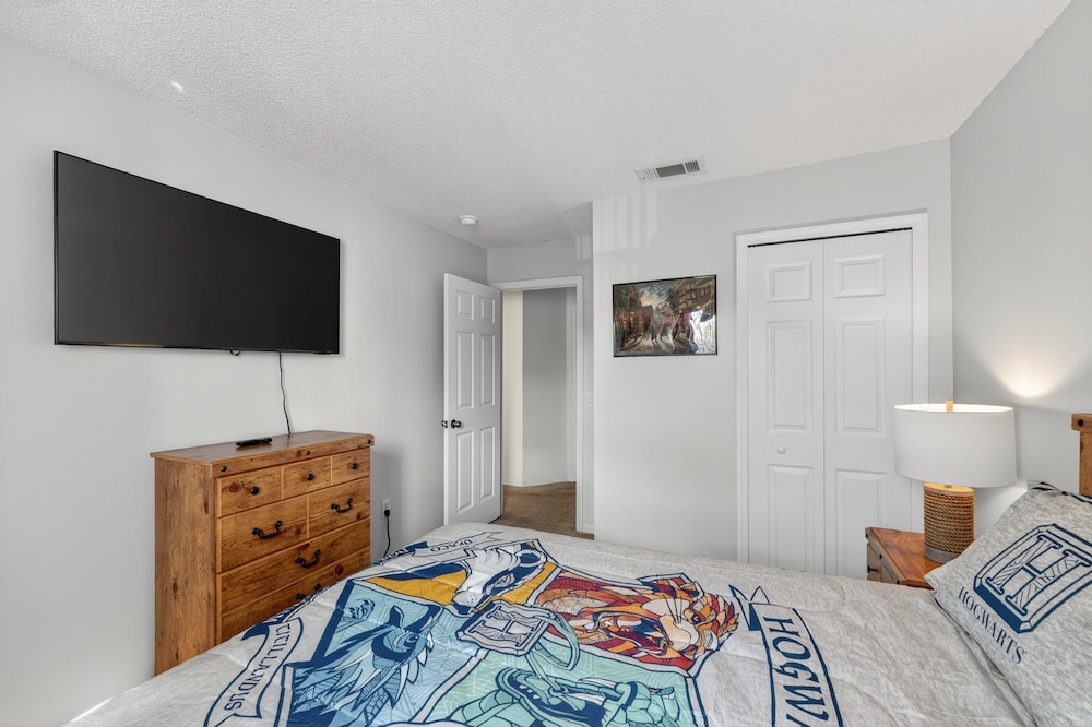 Modern Kissimmee Townhouse Near Disney 3 Bedroom Townhouse