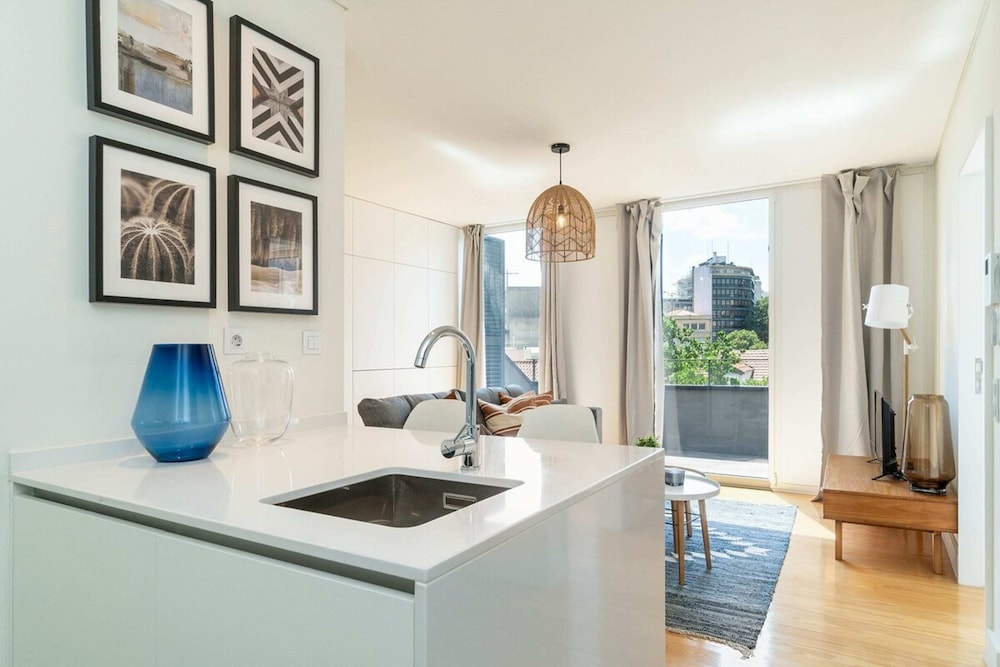 Modern 1BD w AC & Balcony view 4