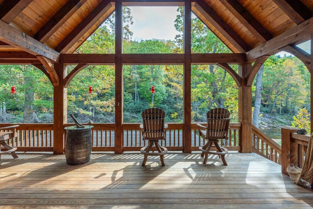 Luxe Riverfront Escape Mtn Views Pickleball Ct
