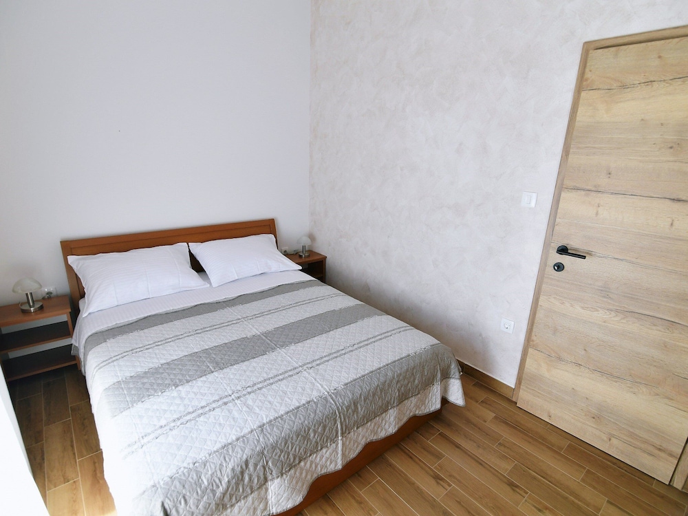 Charming Holiday Home With Terrace and Garden - One Bedroom Holiday Home