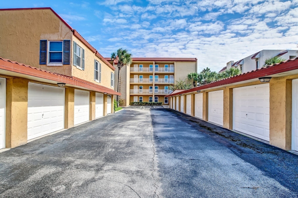 Ocean View Condo, Easy Acces to the Pool and Private Walkway to the Beach by RedAwning
