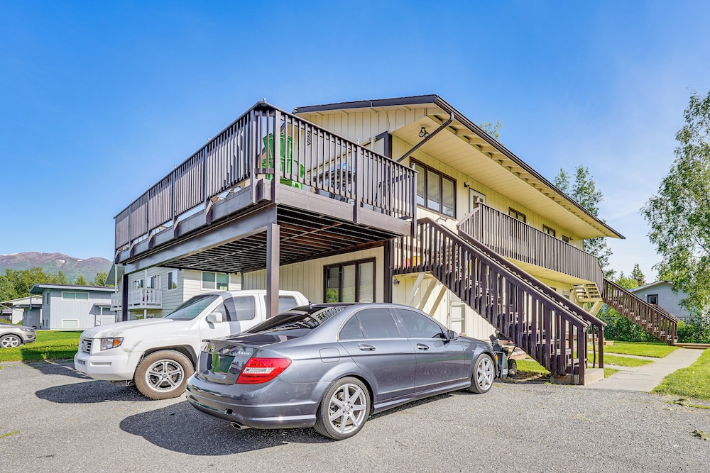 5 Mi to State Park: Mtn-view Apt in Anchorage