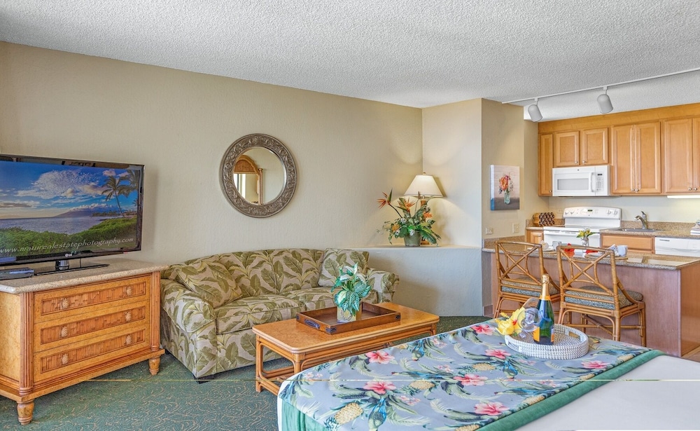 Kaanapali Shores Studio 742 Studio Bedroom Condo by RedAwning