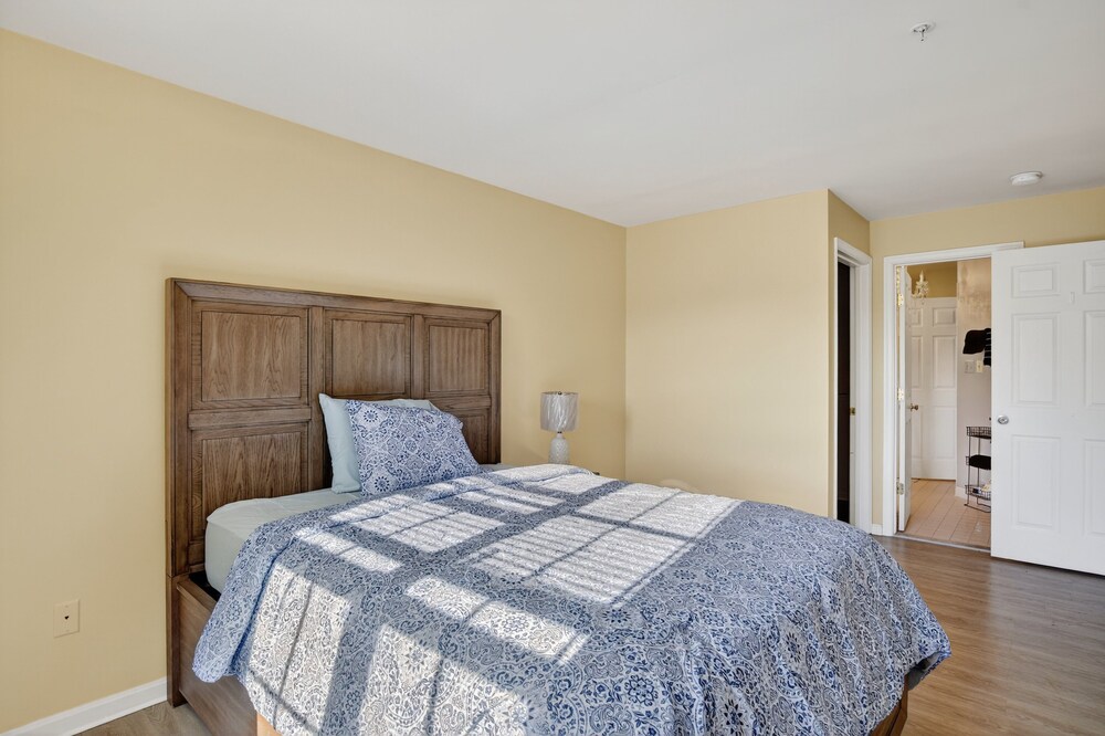 Cozy Pikesville Penthouse With Basketball Arcade 2 Bedroom Condo
