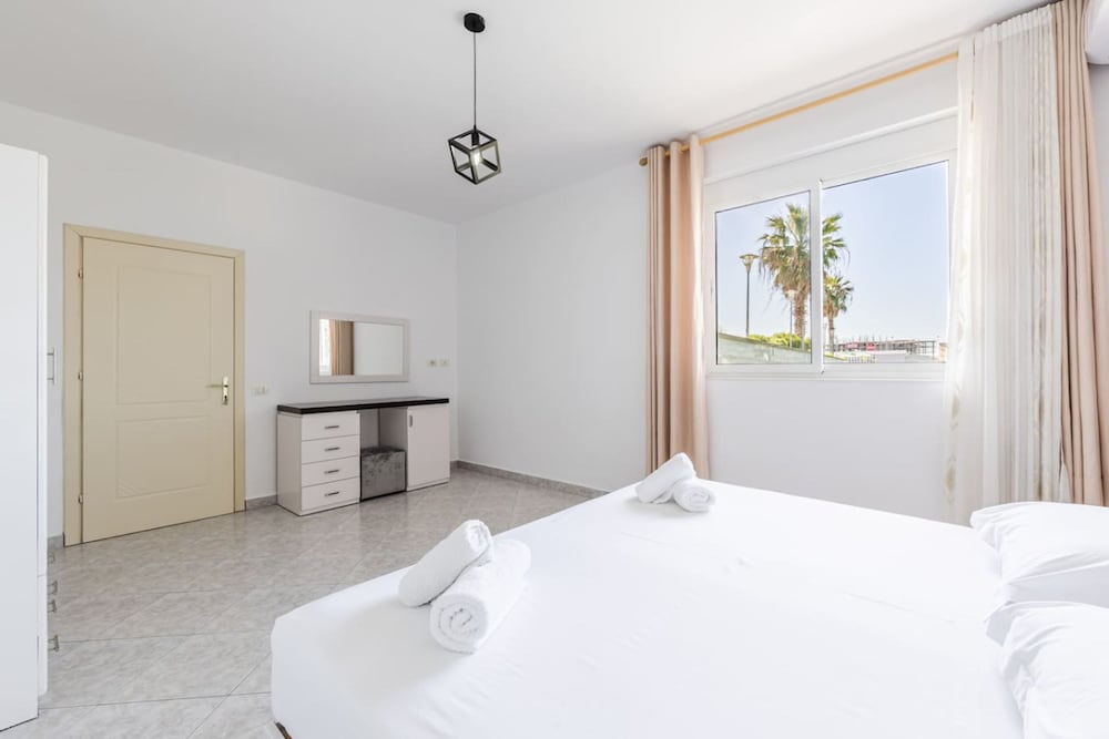 Modern Home With Wifi and Beach Access Golem