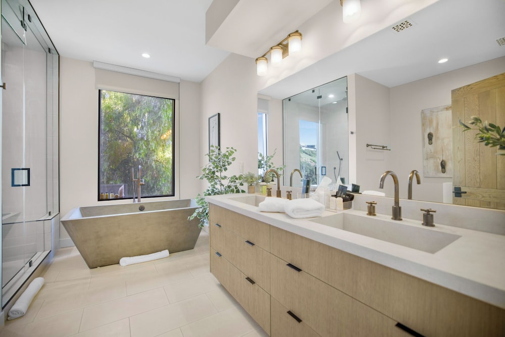 Villa Solea - Mulholland Retreat w/ Pool, Spa & Iconic LA Views