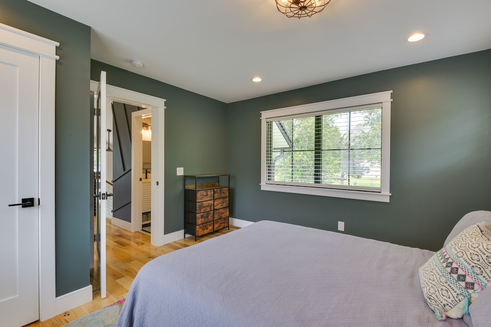 Spacious Lake Ontario Getaway: Steps to Beach! view 5