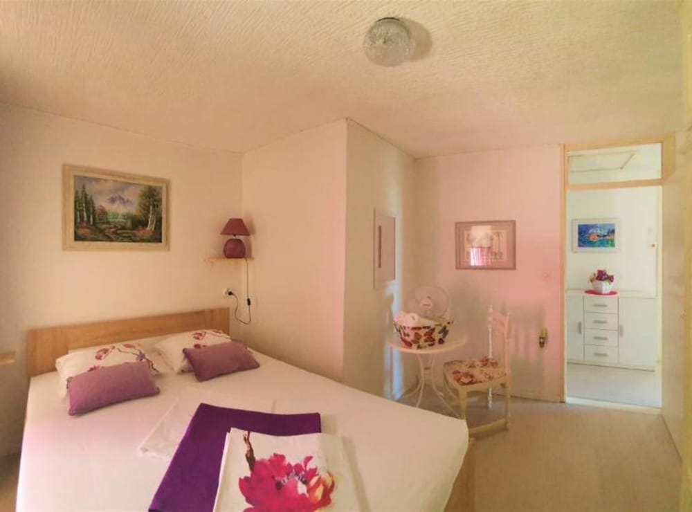 Beach House - 2m From Beach
