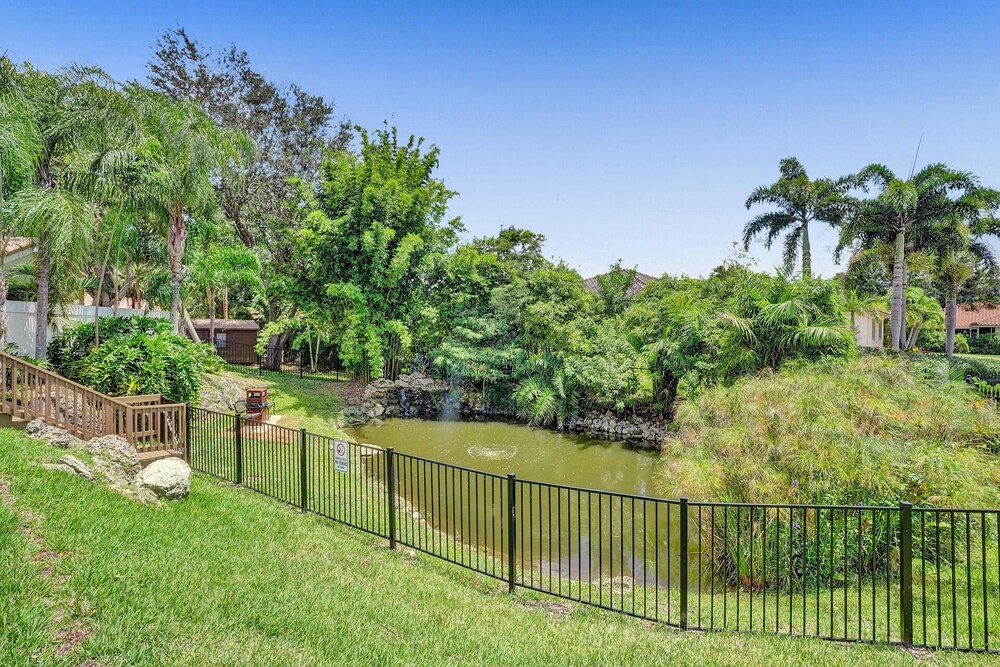 The Grand Luxe 8BR Villa w Pool and Basketball