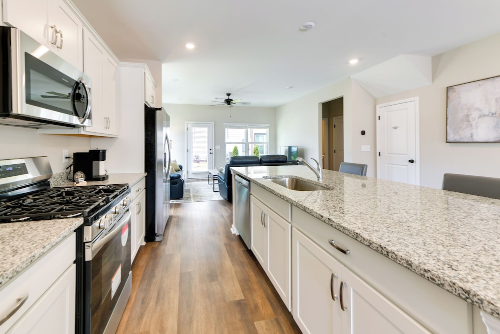 5 Mi to Auburn University: Sleek Townhome w/ Patio