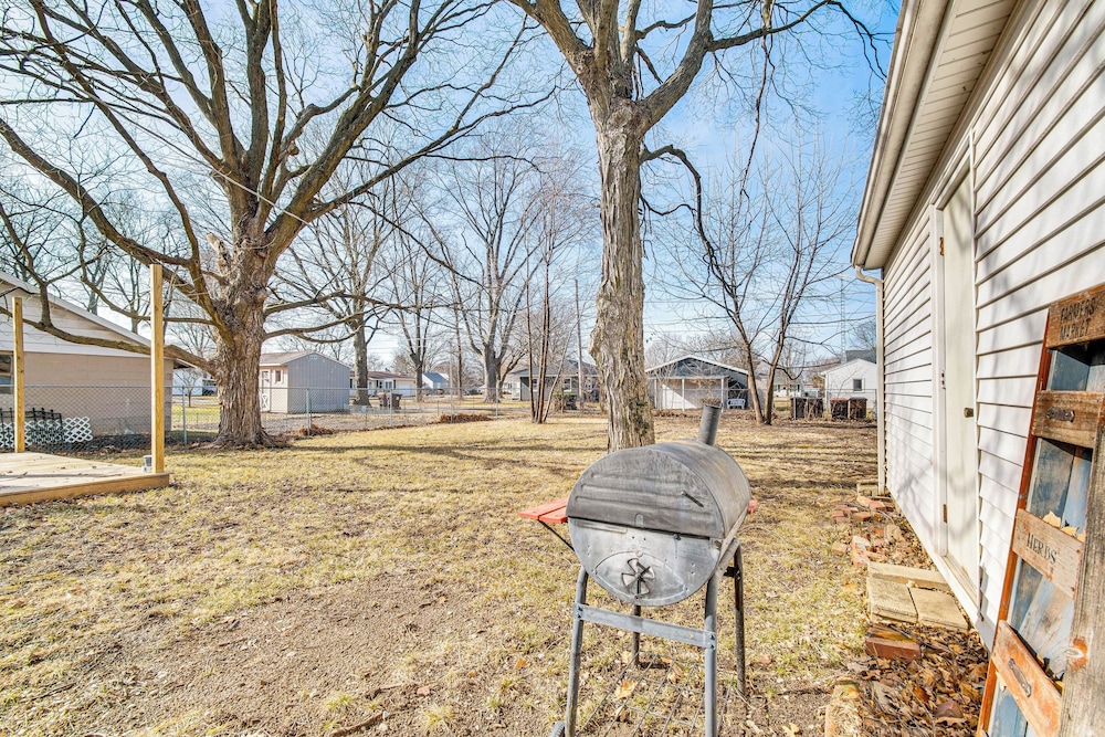 < 1 Mi to Route 66: Home w/ Large Yard!