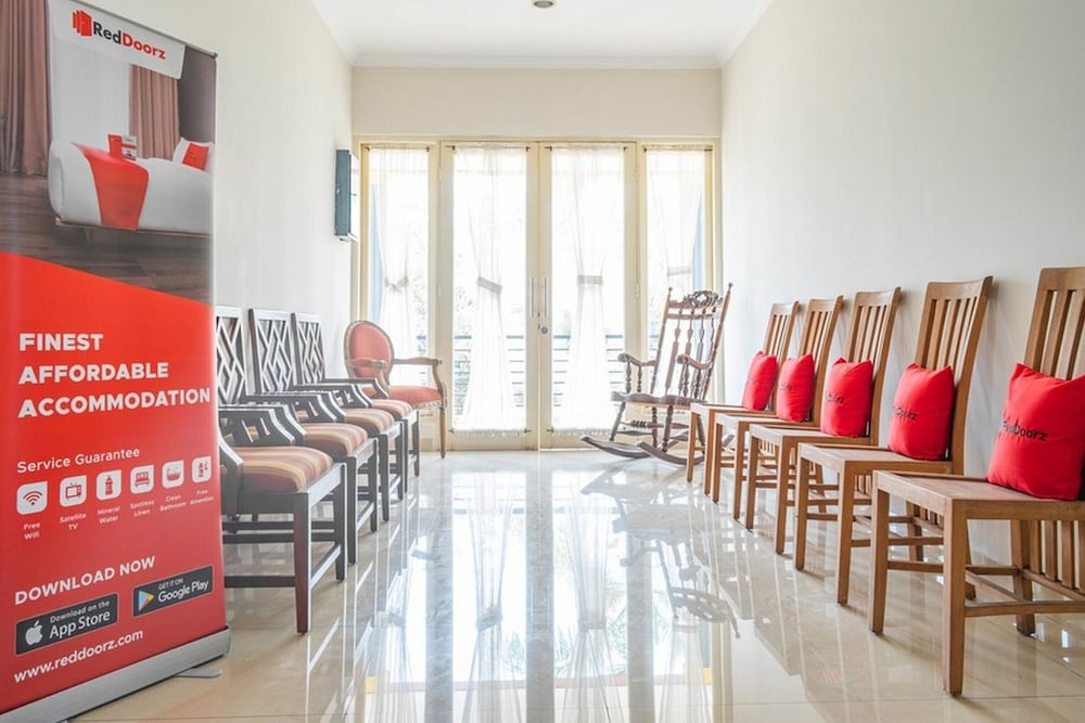 RedDoorz near Siloam Karawaci 3 view 2