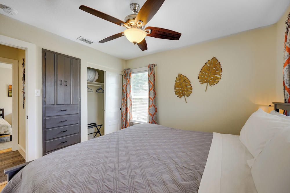 San Antonio Home, 2 Mi to Airport - Pets Welcome!