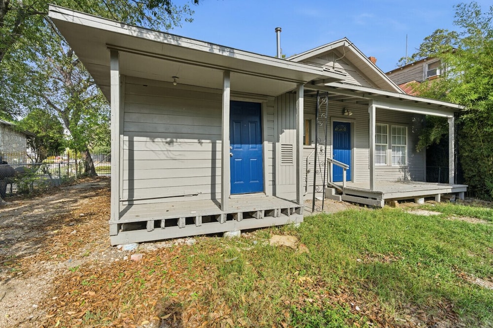 Spacious 2BR Duplex Near Downtown San Antonio
