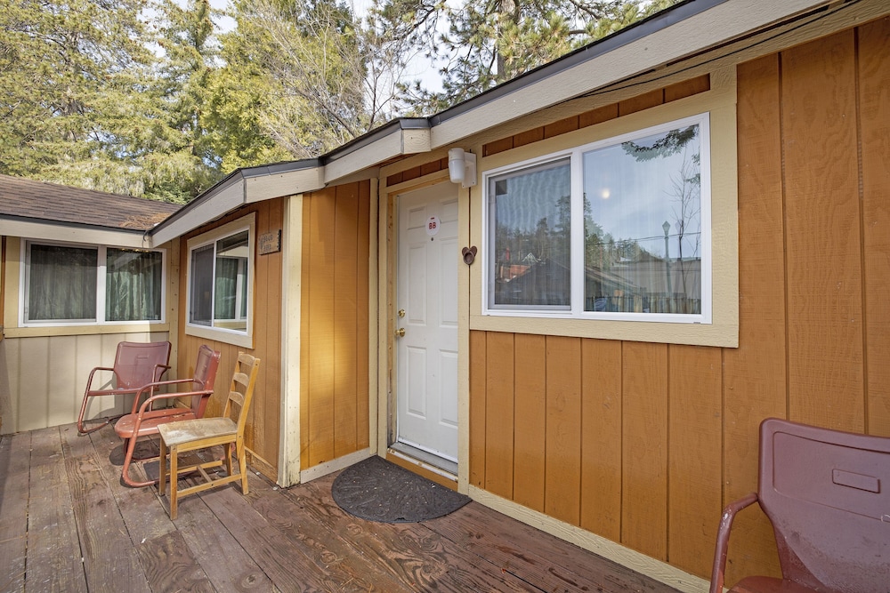 Sleepy Hollow Cabins and Hotel