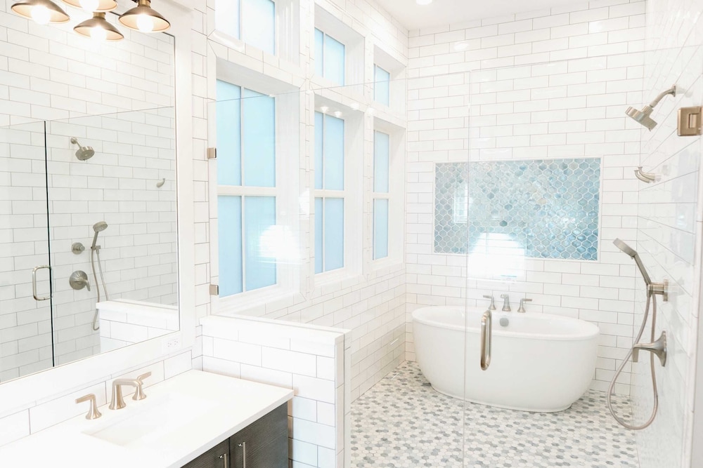 Walk to Beach, 2 Shared Pools, Enclosed Porch, Bikes 30A Hideaway by Avantstay