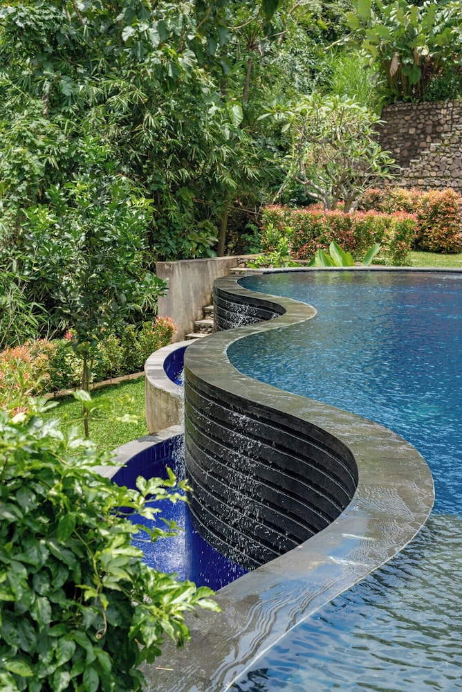 Alamanda Lovina Resort