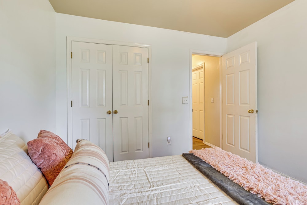 < 1 Mi to Oak Tree National: Cozy Getaway!