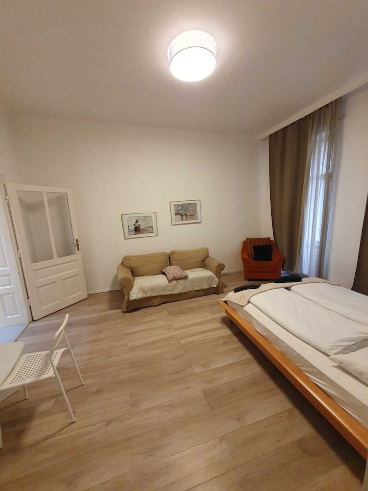 Modern 2BR Apt Near Karlsplatz