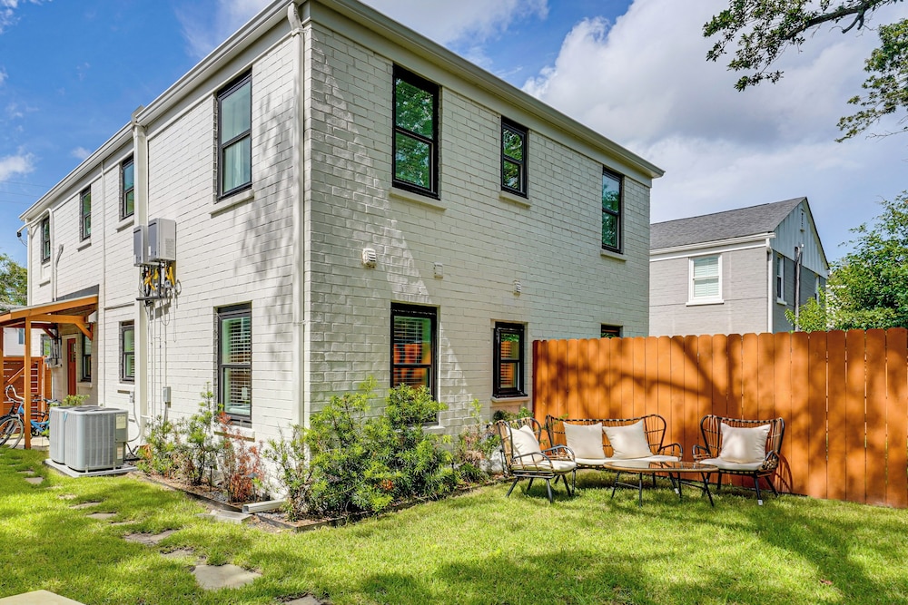 Dtwn Retreat w/ Game Room! Walk to Hampton Park