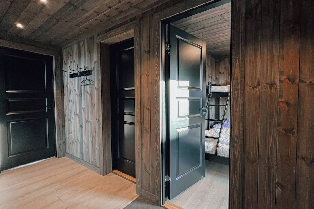 Modern Mountain Cabin - Outdoor Hot Tub - 8 Beds