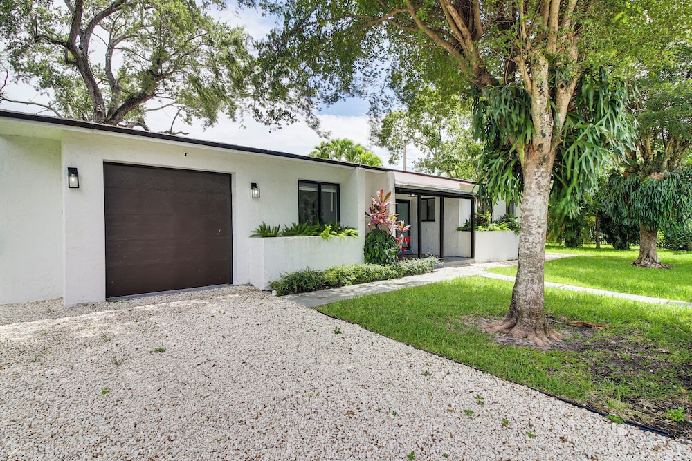5 Mi to Beach: Group Getaway w/ Yard in Miami