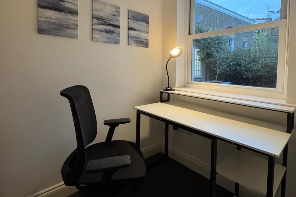 Central Apartment - Sleeps 2 & Private Patio