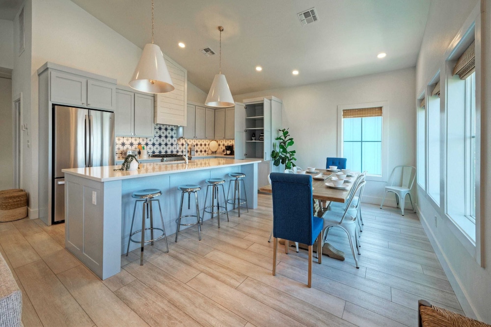 Luxury 4bdr Beach Retreat w/ Private Pool Walk to Dining + Shops Shore Thang