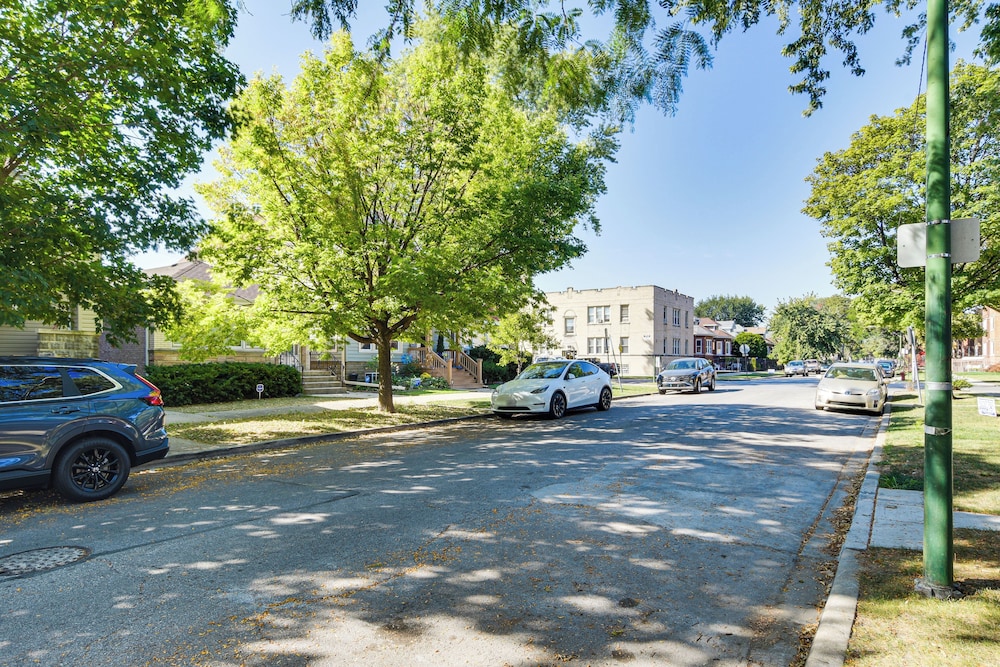 2 Mi to Logan Square: Pet-friendly Unit w/ Yard!