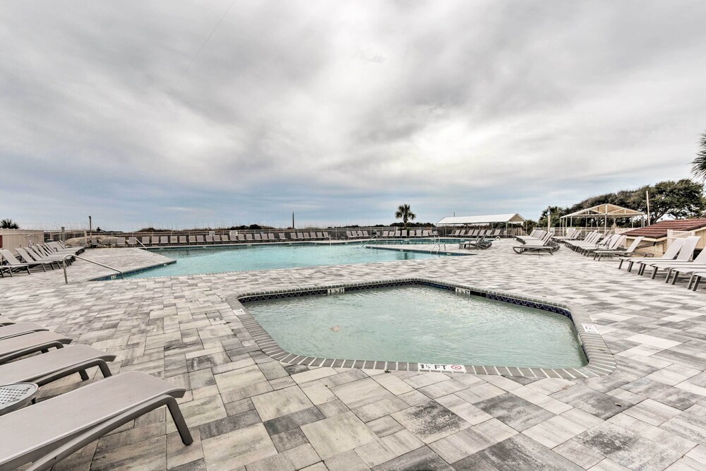 Pool, Tennis & Gym: Resort Condo in Hilton Head!